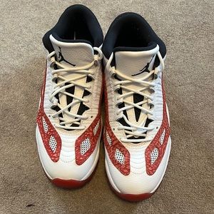 Jordan 11 low ie gym red size 9